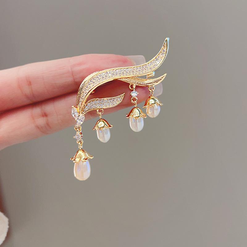 

Брошь с кисточкой в виде ландыша и жемчуга, элегантная брошь в виде женственного костюма, дизайнерское чувство, нишевая булавка, аксессуары