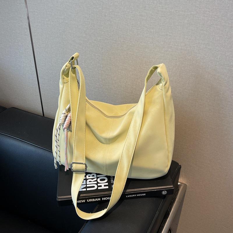 

Premium textured soft leather bag women s 2025 new fashion commuter messenger bag women s spring versatile shoulder dumpling bag розовый