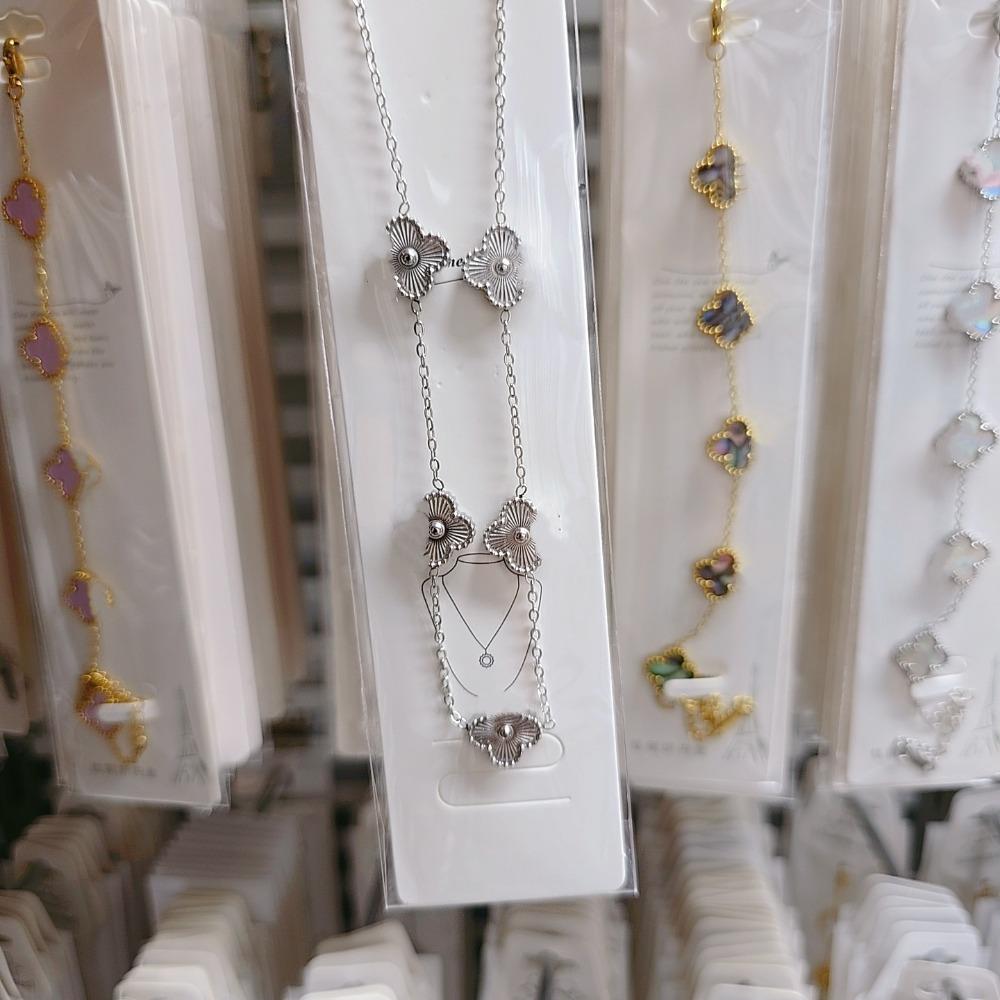 This Stylish Non-fading Four-leaf Clover Necklace for Women Is Suitable for Wearing in The Shower and Features A Double-sided Design