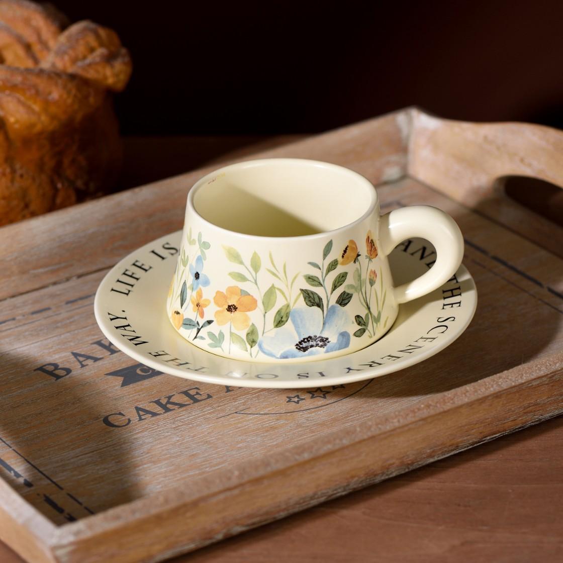 

Средняя старая цветочная чашка с блюдцем для кофейной чашки с блюдцем для французской ретро-цветочной ниши с нарциссом, чашка с блюдцем для бабочки и орхидеи 300-350