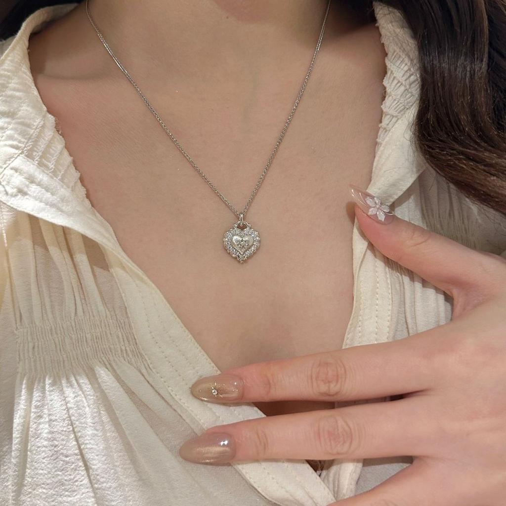 Creative and Dreamy Palace Style Brushed Inlay Diamonds Heart-shaped Pendant Necklace Light Luxury Collar Chain Wedding