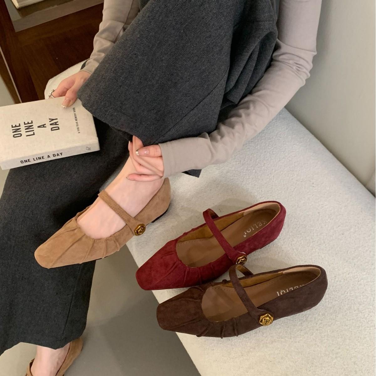 

2025 Mary Jane shoes wedge heel pointed versatile retro pleated pointed head word with shallow mouth small leather shoes single shoes women 39 темно-коричневого