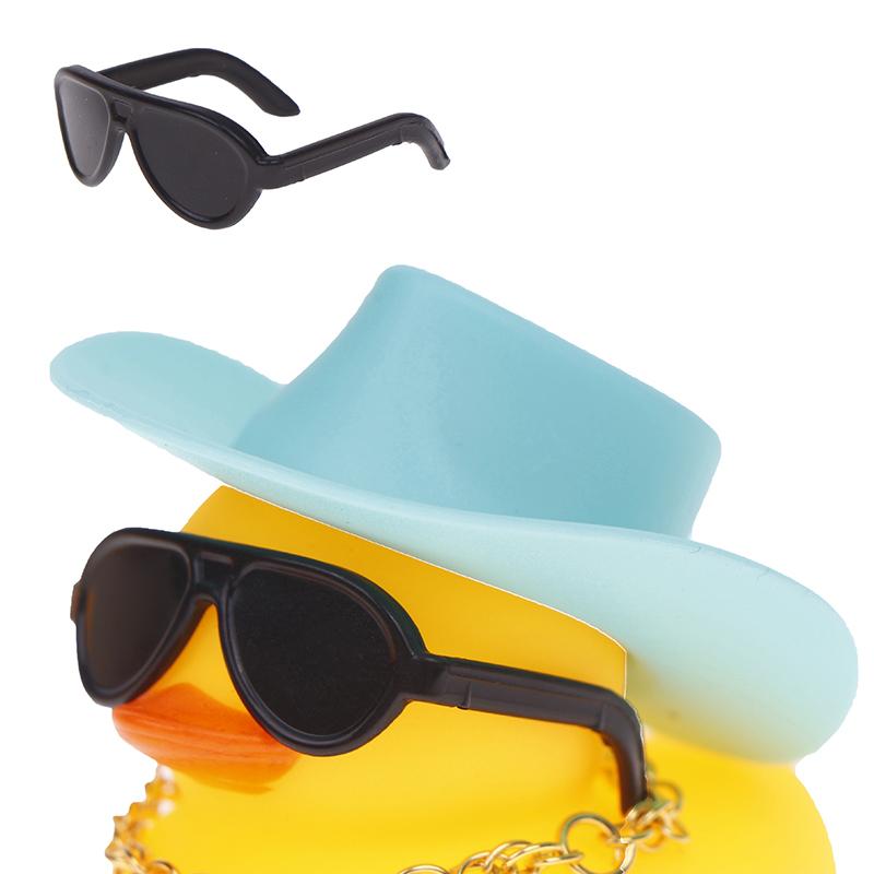 1 Set coole Auto-Accessoires mit Cowboyhut-Halskette und Sonnenbrille Gummi-Enten Auto-Schmuck Enten Auto-Armaturenbrett-Dekorationen