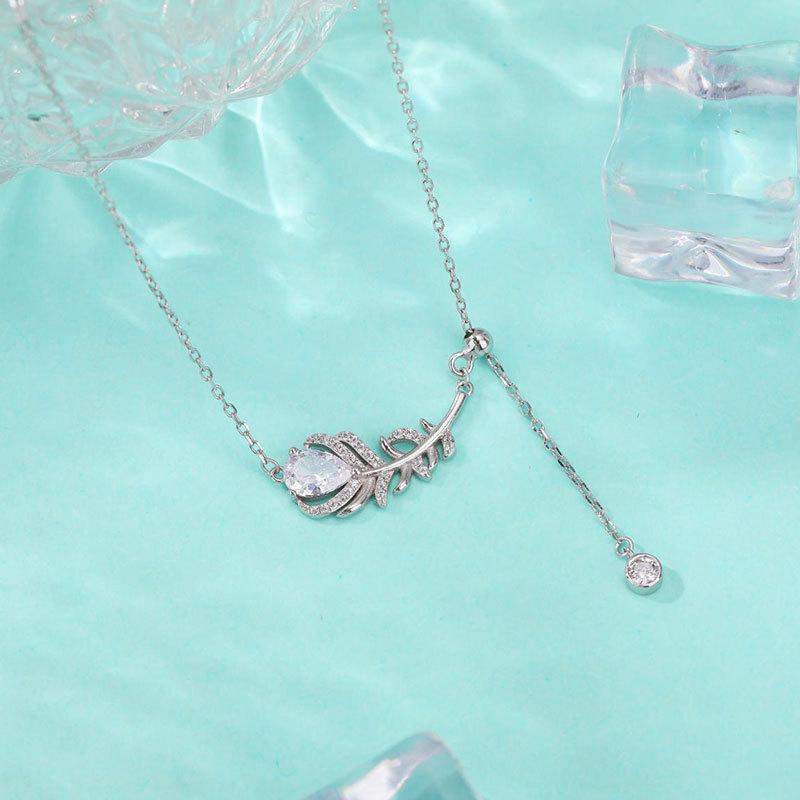 Leaf Feather Necklace for Women's Niche Design Temperament Necklace for Women's Clarbone Chain