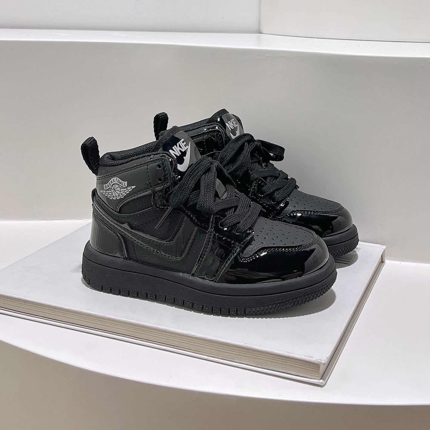 

Children s sports shoes 2025 autumn and winter new boys and girls casual board shoes medium and older children s high-top soft-soled non-slip basket 26-30 yards, 5 pairs in one hand