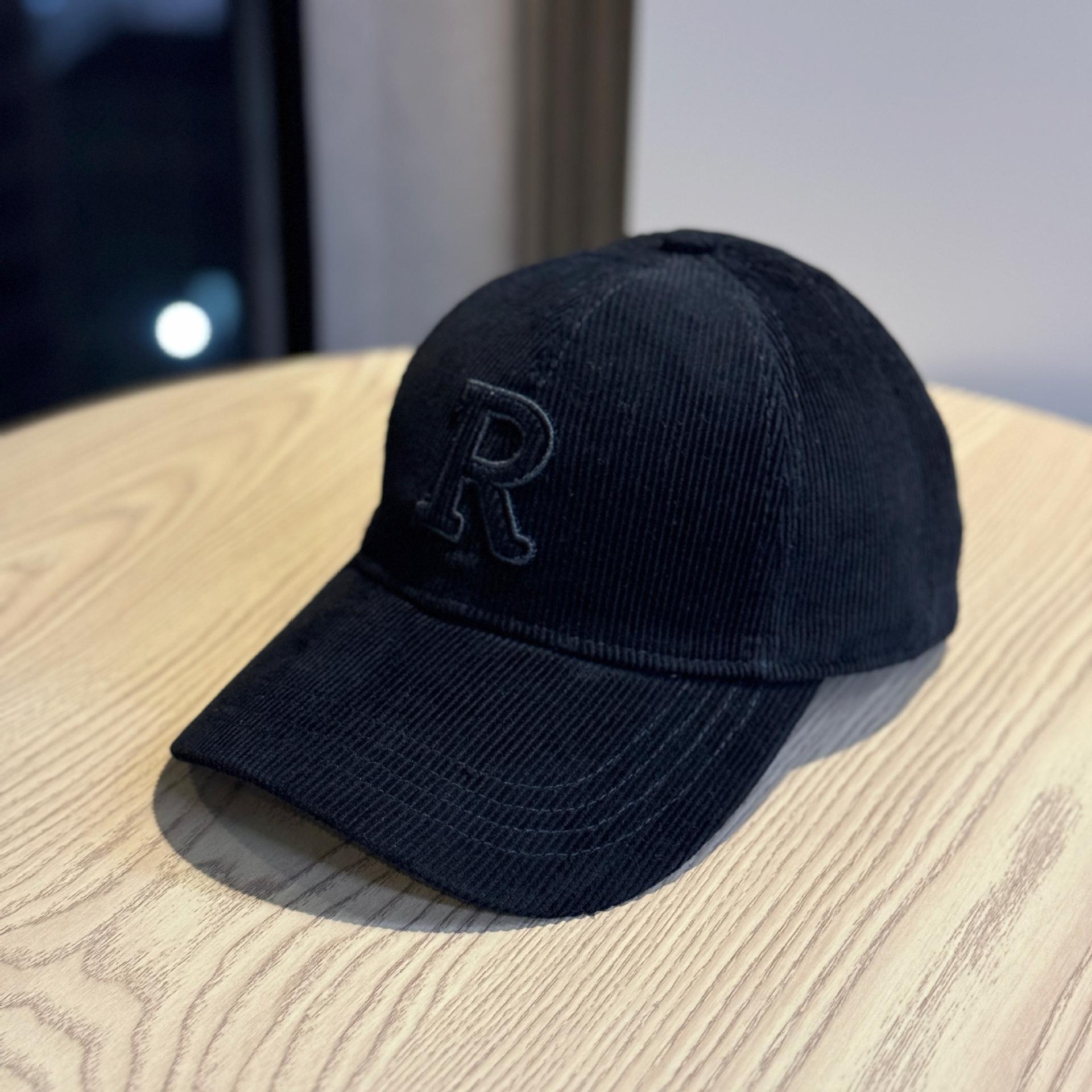 

New autumn and winter Korean-style corduroy letter design R Women s fashionable and versatile baseball cap that makes the face look smaller, men s Adult54-60Adjustable чёрный