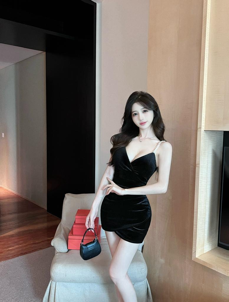 Sexy V-neck low-cut suspender skirt, short golden velvet bottoming skirt, slim and thin hip-wrapped dress for women