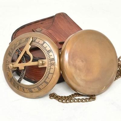 Brújula de reloj de sol de latón con caja de cuero y mecanismo de apertura de cadena Accesorio Steampunk vintage Brújula de bolsillo con acabado anticuado