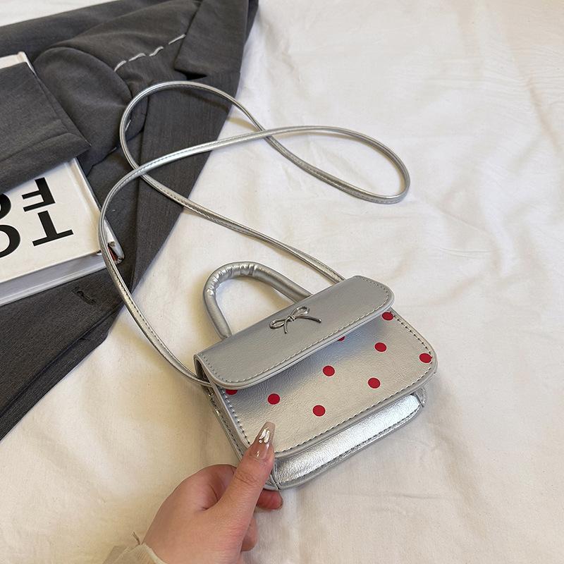 

2025 лето новая сумка с бантом корейская версия персонализированная ins женская сумка модная и простая сумка через плечо серебряный