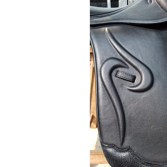 Leder Dressursattel Monosattelblatt mit wechselbaren Kopfeisen – Elegantes Cantle-Design