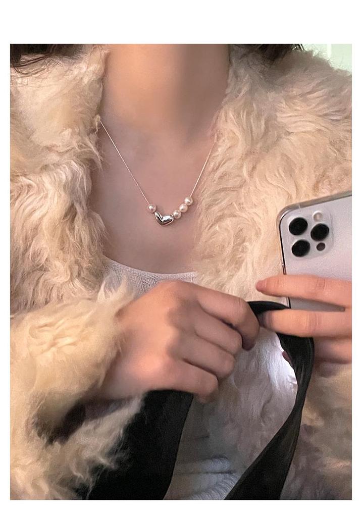 Elegant Pearl Heart Necklace - Trendy Irregular Choker for Women