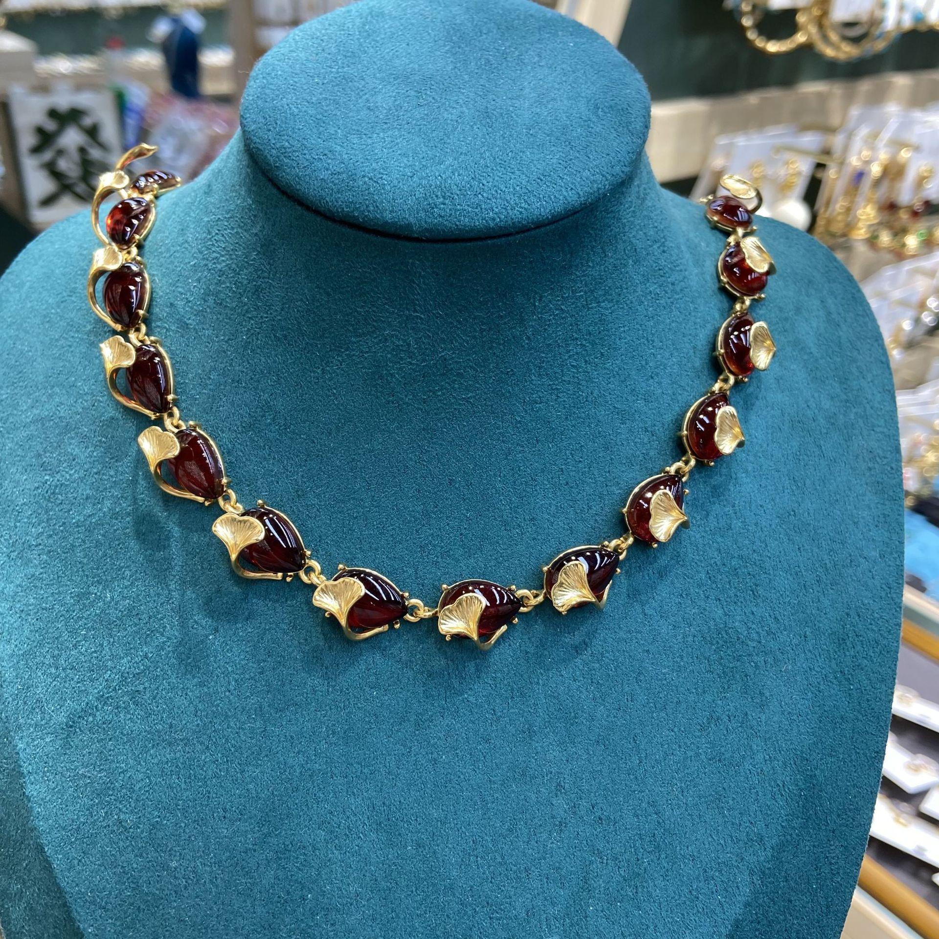 

Ожерелье из глазурованных листьев с красными каплями воды