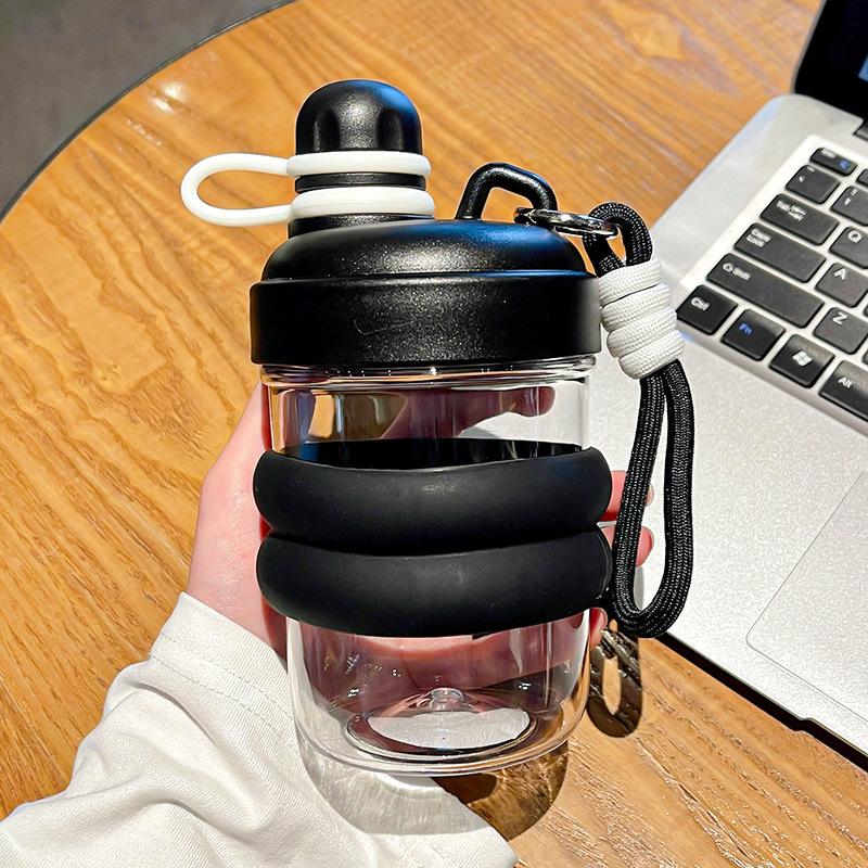 

Летняя прозрачная пластиковая бутылка для воды для женщин и девочек, простая модная портативная чашка для прямой питьевой воды с силиконовым рукавом 500ml