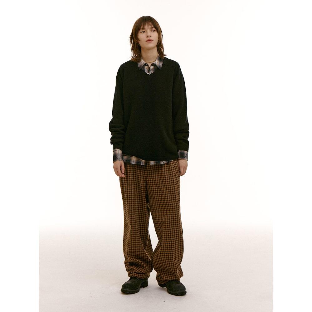 Saendeusaundeu (Unisex) Soft Touch Wool V-Neck Sweater Black