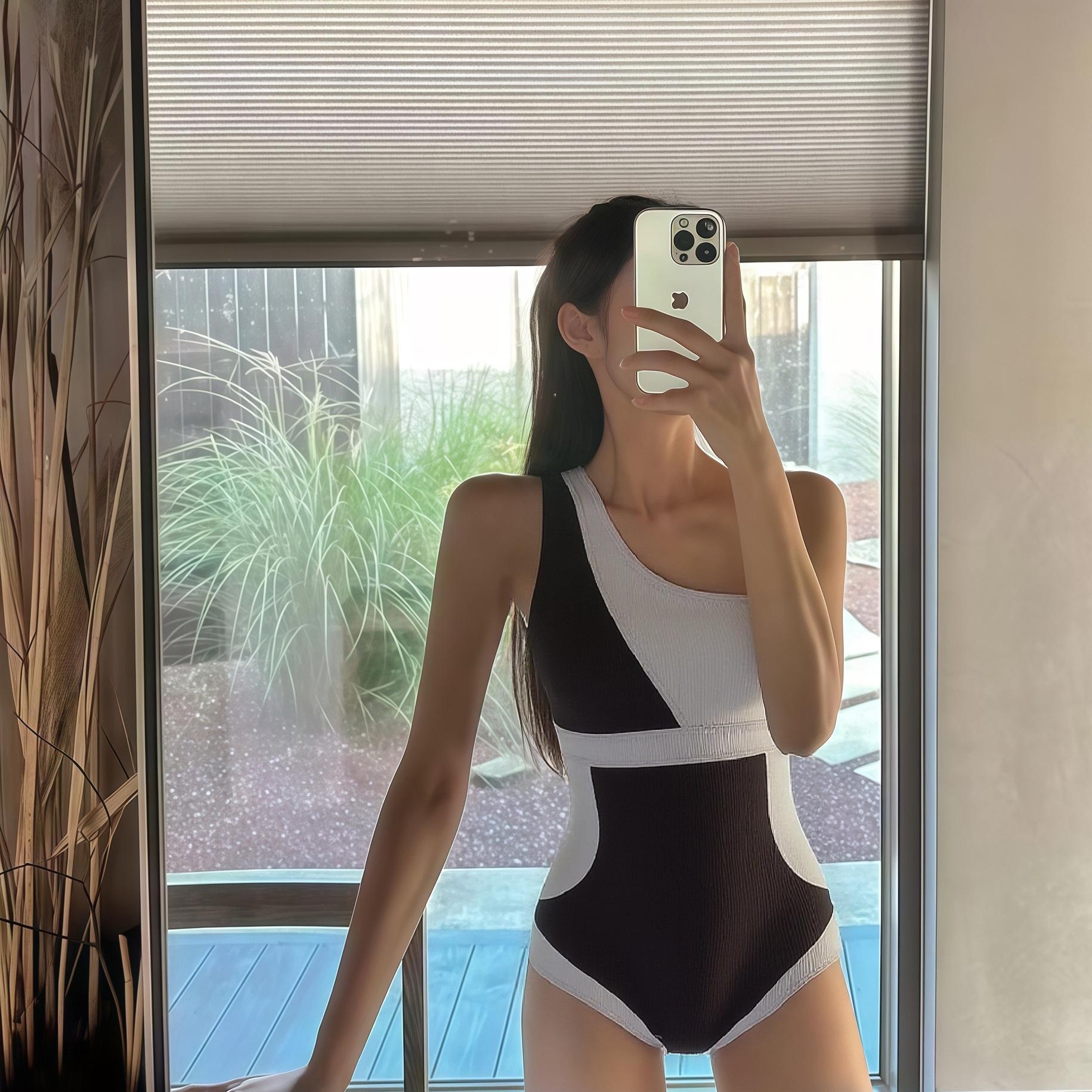 One-piece swimsuit covering belly and showing thin breasts Sexy shoulder swimsuit Fashion hot spring vacation M