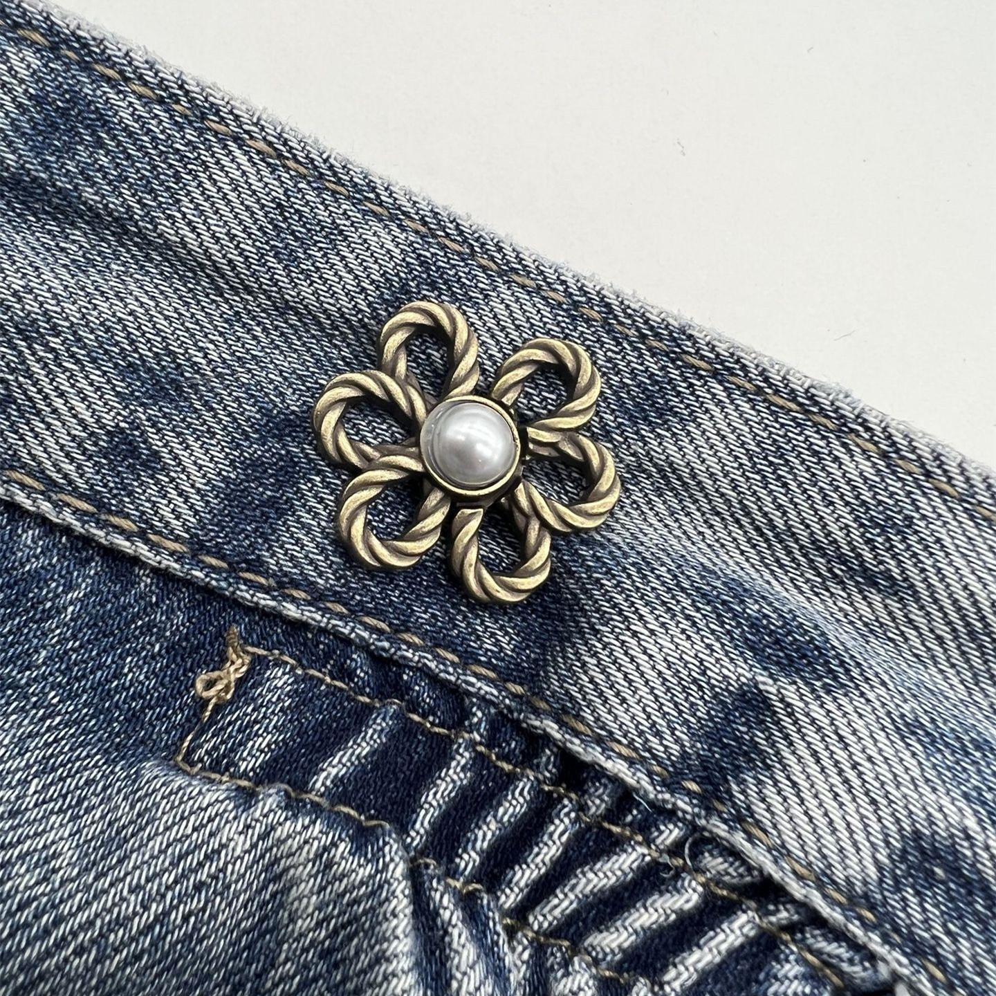 

Джинсы с регулируемыми пряжками на талии. Красивая полая металлическая пуговица с цветком. Женские брюки. Регулируемая пряжка от широкой до узкой.