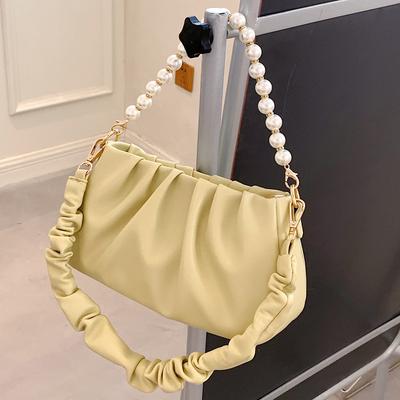 Bolsa de design de nicho 2025 nova bolsa feminina bolsa de ombro simples bolsa nuvem amassada bolsa mensageiro com corrente de pérolas