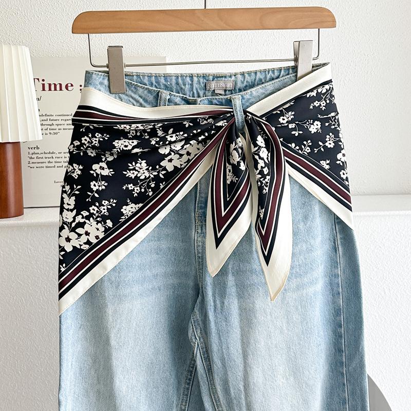 Black and white retro cashew flower triangle scarf silk scarf female Korean version temperament versatile stacked wear waist fart curtain bag head