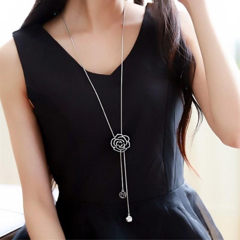 Fashion Black Rose Sweater Chain Female Crystal from Austrian 2 Colors Autumn and Winter Retro Flowers Wild Necklace