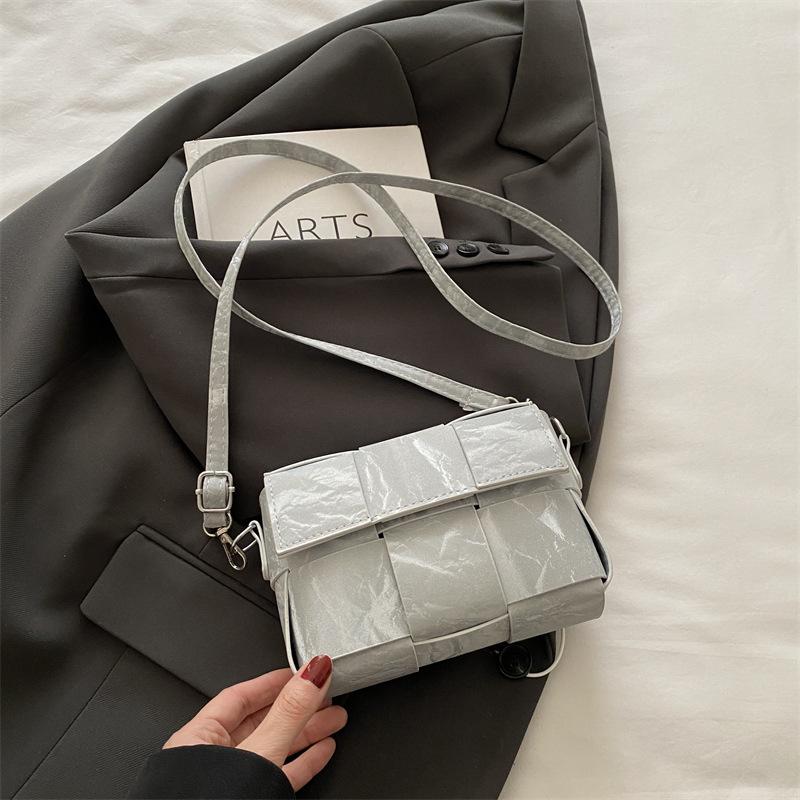 

Изысканная маленькая квадратная сумка 2025 популярная супер горячая маленькая сумка женская нишевый дизайн модная универсальная плетеная сумка через плечо серебряный