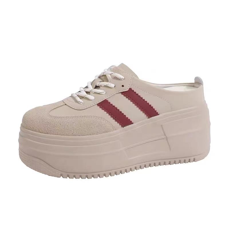 

У маленького человека внутренняя высота 9 см, красная голова-мешок и полушлепанцы, а женщины носят ленивые тапочки на толстой подошве на одну ногу и повседневную обувь. 40