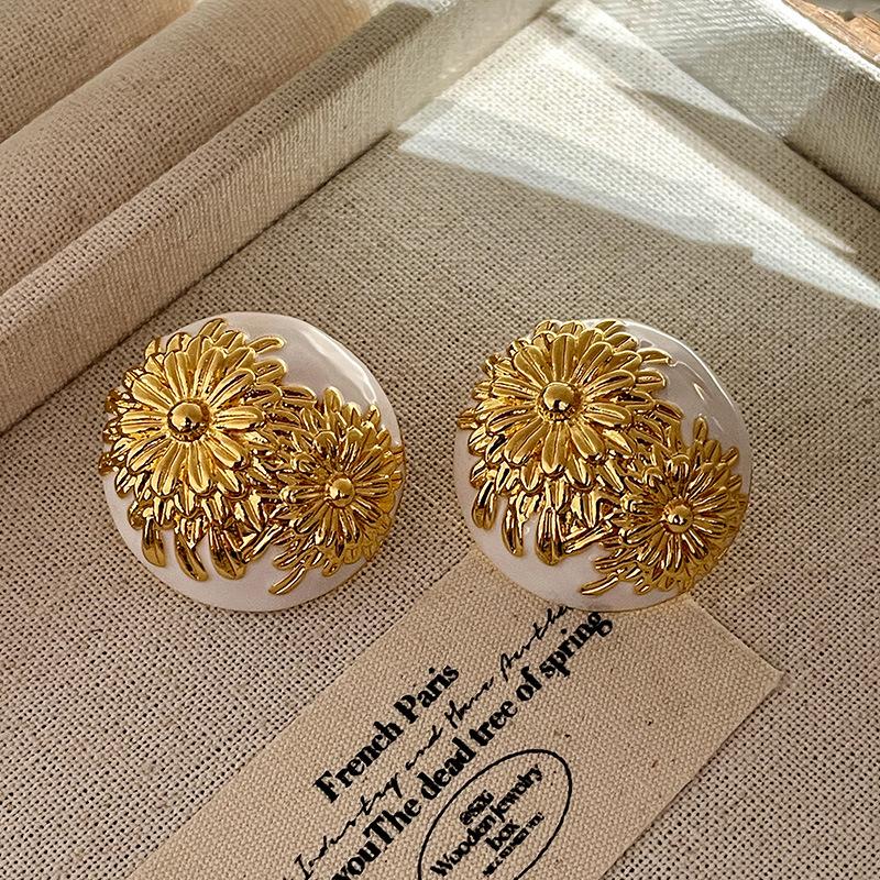 

Digadagu Simple Embossed Daisy Stud Earrings Metal Floral Earrings Women s New Party Zircon Accessories золотий