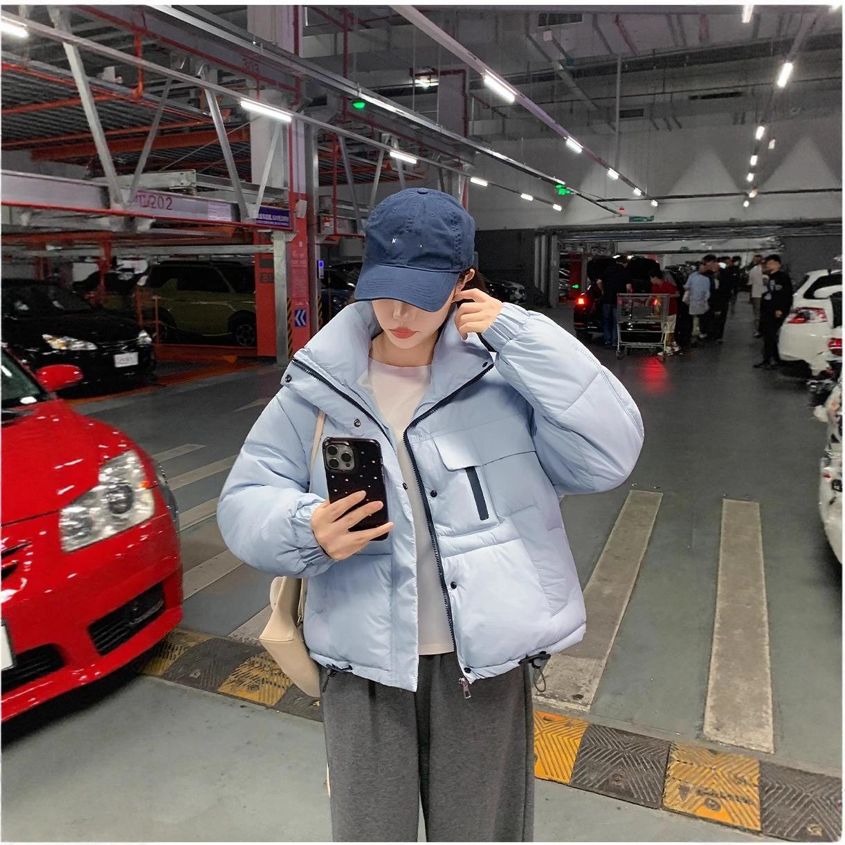 

Женская короткая ветрозащитная теплая зимняя куртка с воротником-стойкой и регулируемым низом M синий