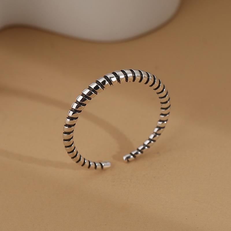 Retro Blackened S925 Sterling Silver Women's Ring: European-Style with Thai Silver Threaded Design
