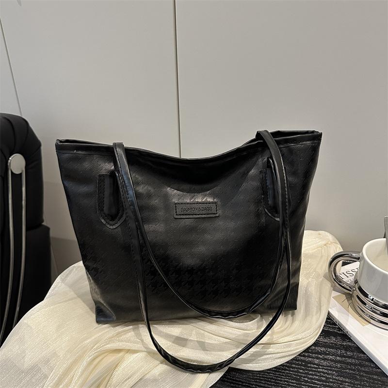 Large capacity spring and summer color matching leisure 2025 new casual simple pendant foreign style trend tote shoulder bag