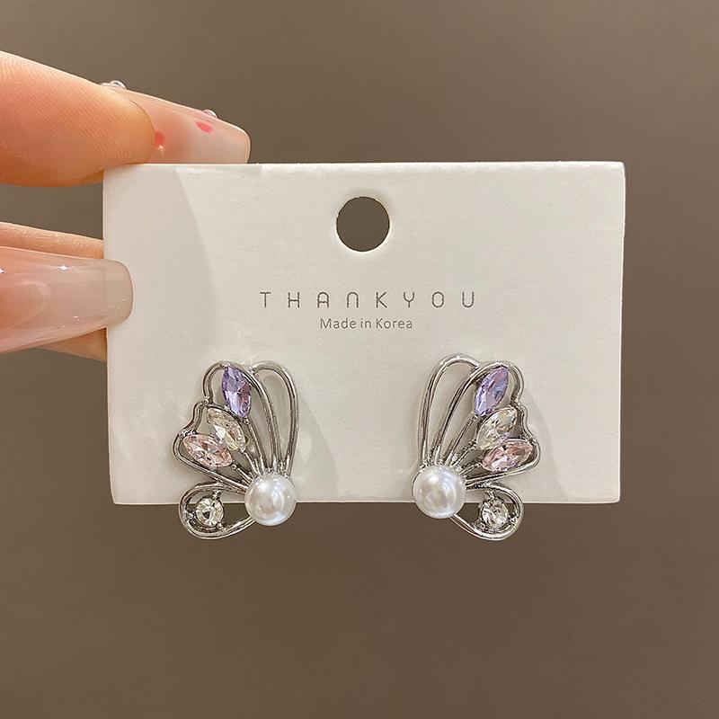 

Asymmetrical hollow butterfly pearl earrings women s high sense niche temperament Spice girl stud earrings Korean version retro ear jewelry