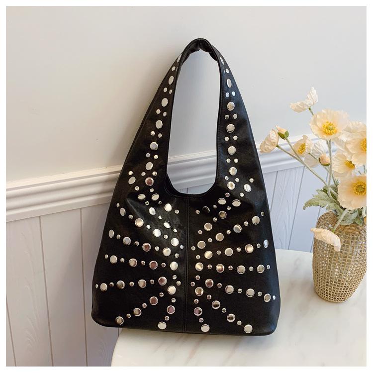 Modische Damen-Schultertasche Designer Luxus Nieten-Tragetasche Büro Große Kapazität Tragetasche Mädchen Punk-Stil Haupttaschen Für Frauen