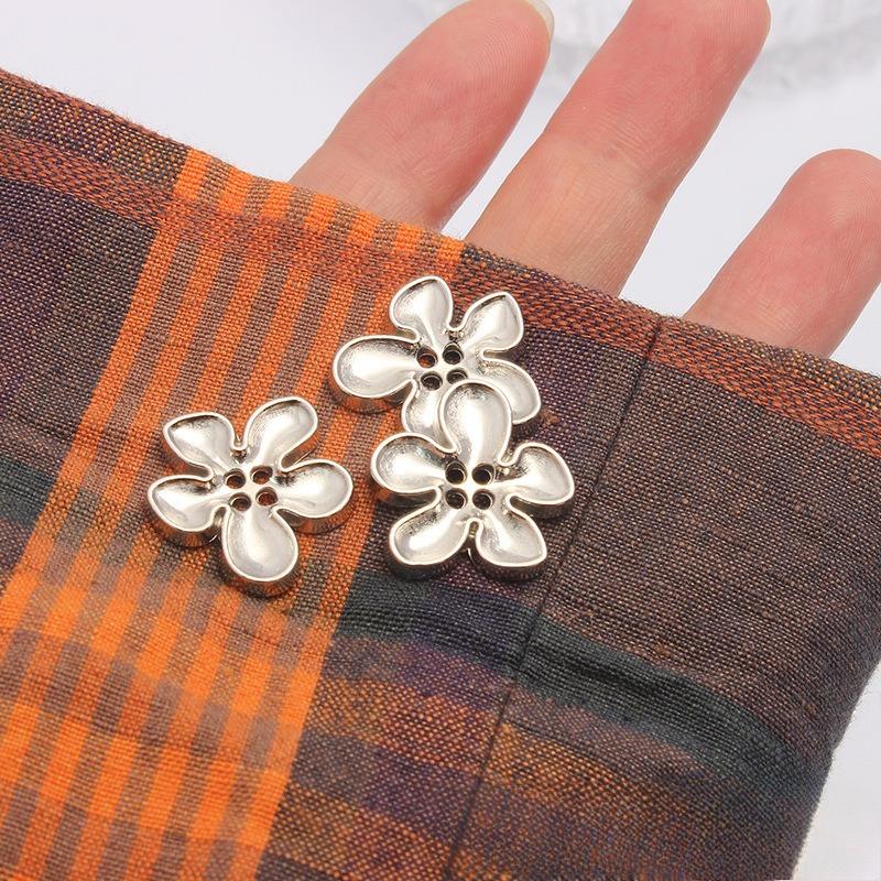 10Pcs Fashionable Glossy Silver Flower Buttons - Women's Cardigan & Jackets & Suits DIY Craft Button Clothing Sewing Accessories