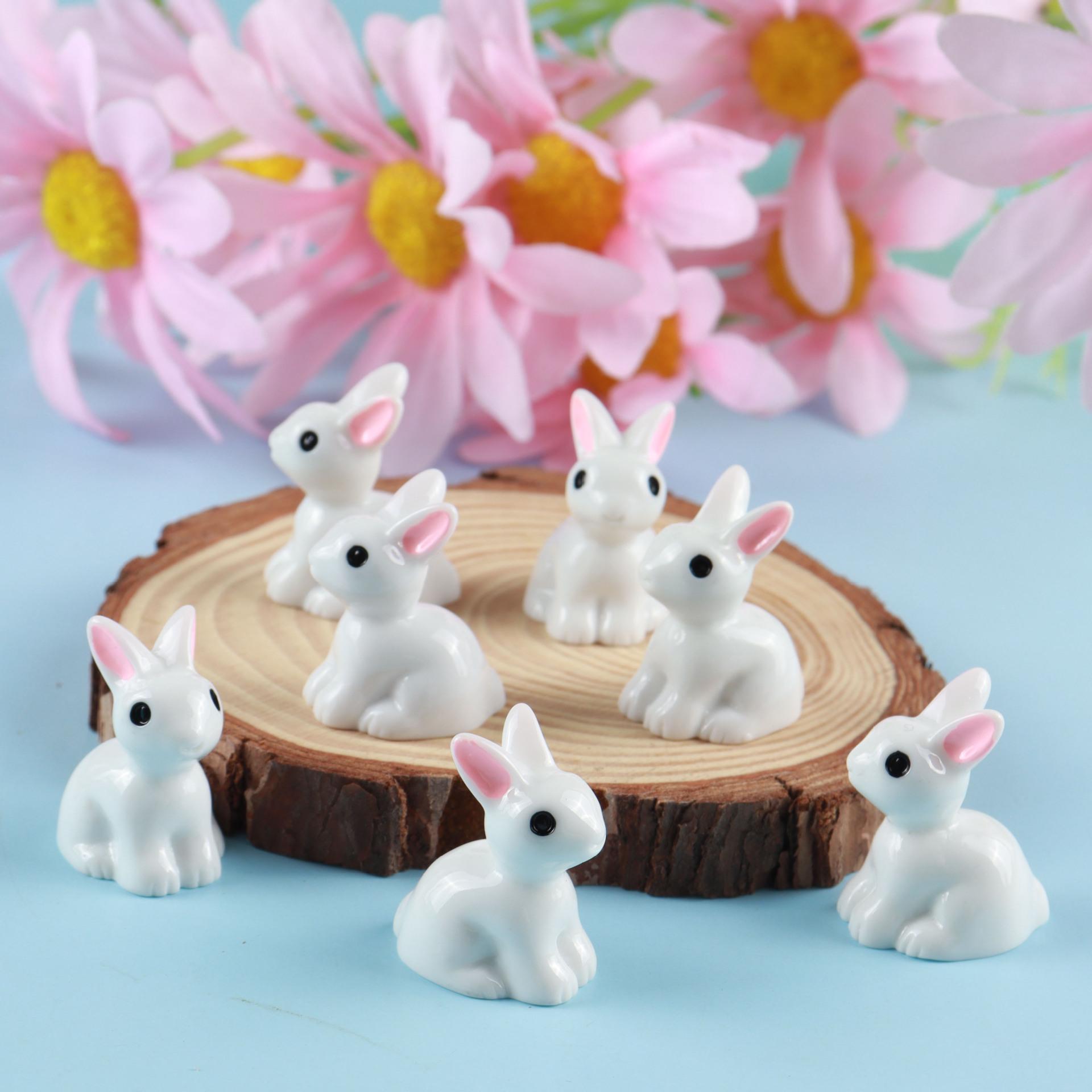 

Миниатюра из смолы Туски: Маленький белый кролик с маленькими ушками для украшения микроландшафта мхом.