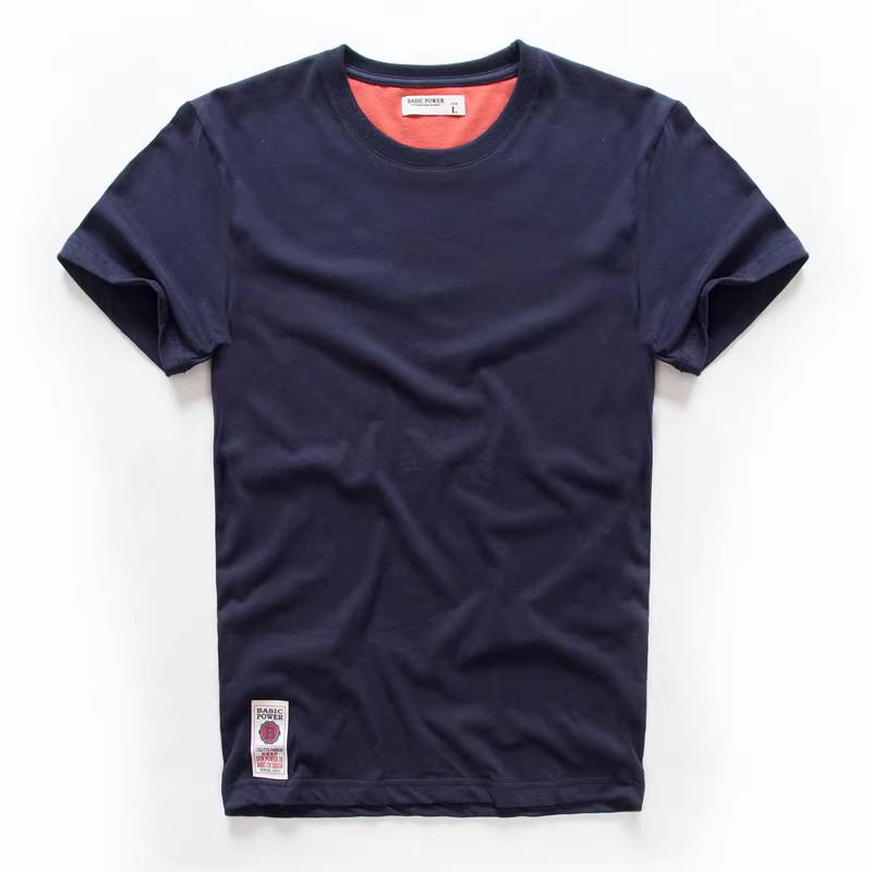 Einfarbiges Herren-T-Shirt mit kurzen Ärmeln und Rundhalsausschnitt, gewaschen und gebürstet, in Übergrößen erhältlich.
