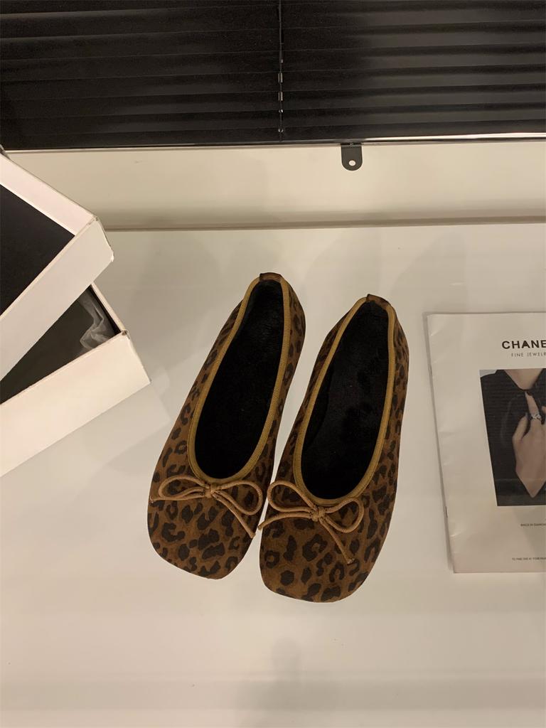 French flat-bottomed retro suede leopard print small single shoes women's shoes 2025 autumn and winter plush shoes Doudou shoes