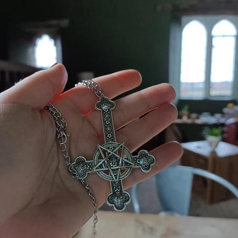 Collana con Croce Invertita Gotica Punk Charme Intagliato Choker Per Donne Uomini Gioielli Pagani Retrò