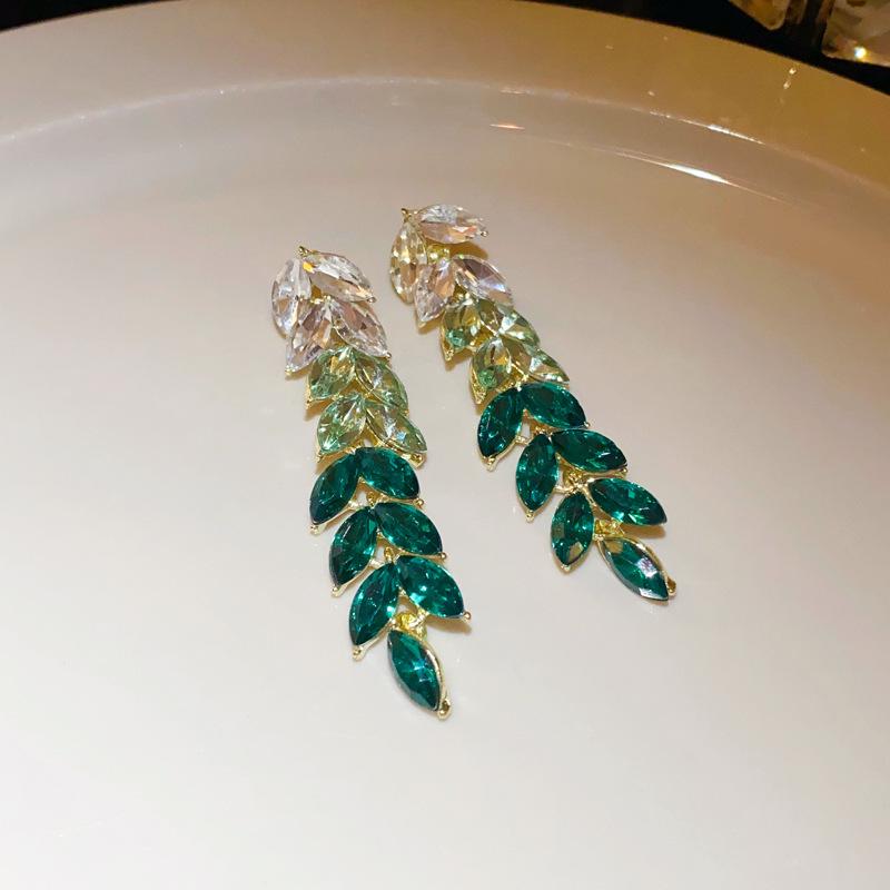 

Вишукані сережки-підвіски з зеленими самоцвітами на срібних голках - Елегантна акцентна прикраса для будь-якої події