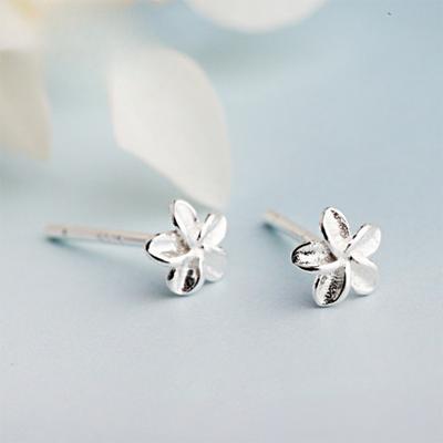 Náušnice Frangipani pro ženy Čerstvé propíchnutí uší Roztomilé mini květy Jednoduché malé náušnice Pětiokvětní květy