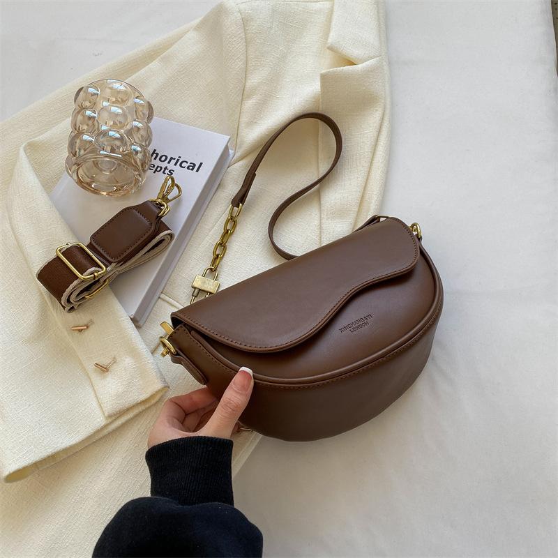Korean Version of Fashion Small Bag Women's 2025 Autumn New Popular Retro Versatile Messenger Bag One Shoulder Underarm Saddle Bag