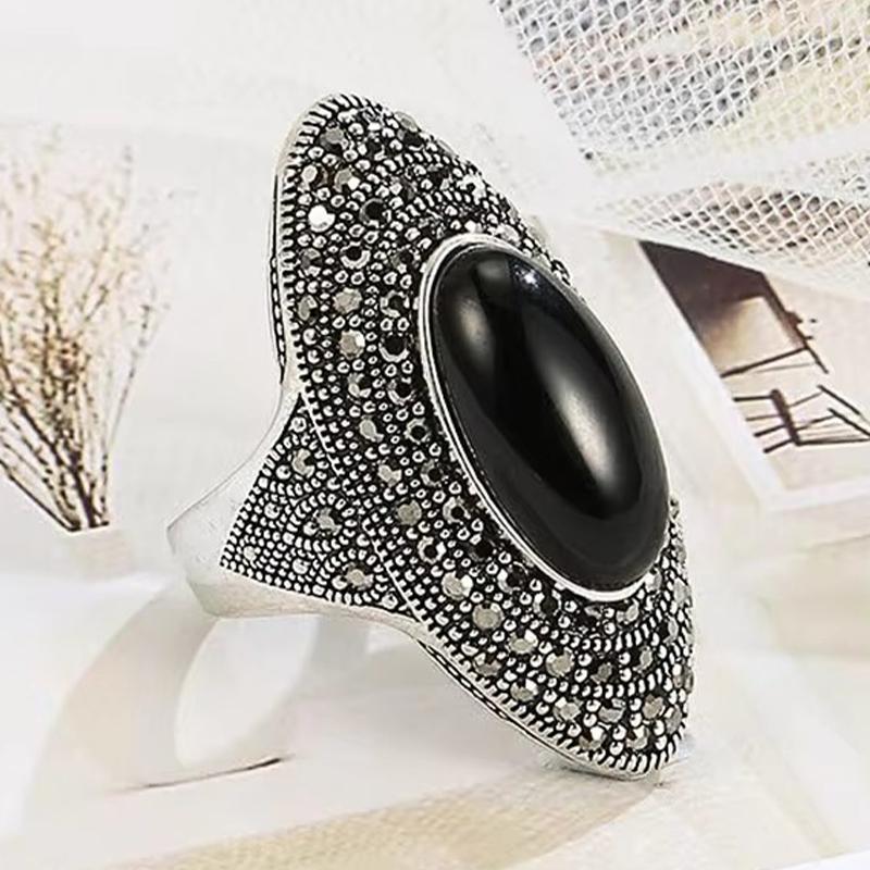 Vintage Style Rings with Black Stone Graceful Modern Finger Accessory with Exquisite Pattern Chic Party Jewelry for Women