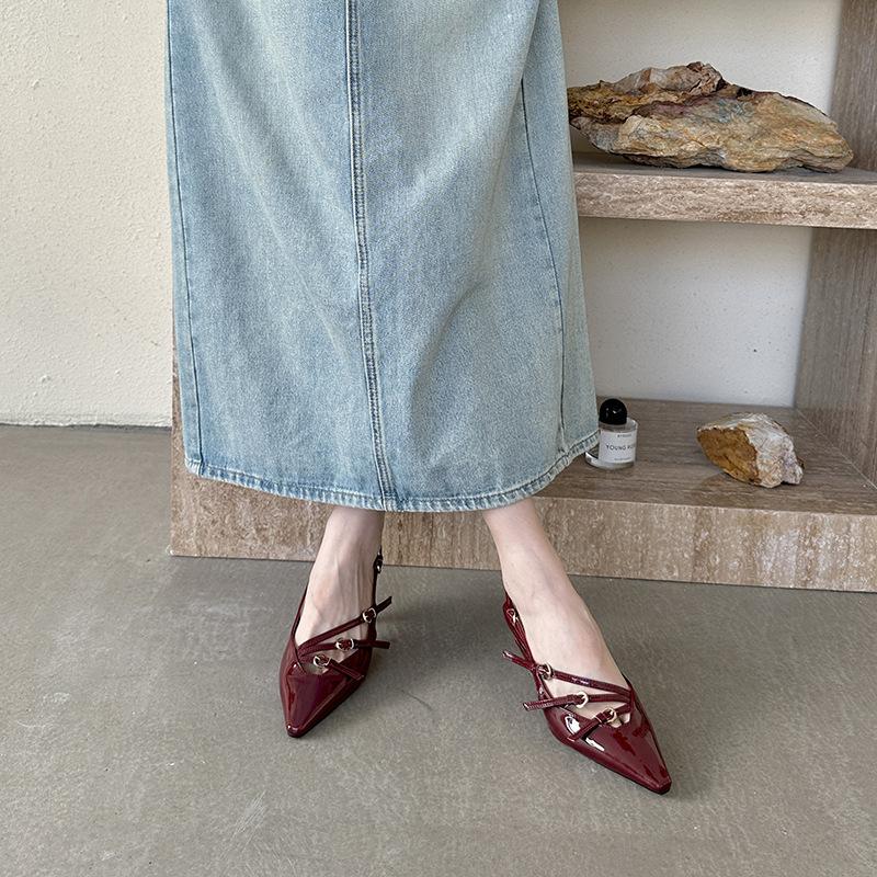 In the spring and autumn of 2025, the new pointed thin heel belt buckle single shoes have a niche design sense of versatility, and the back strap is b