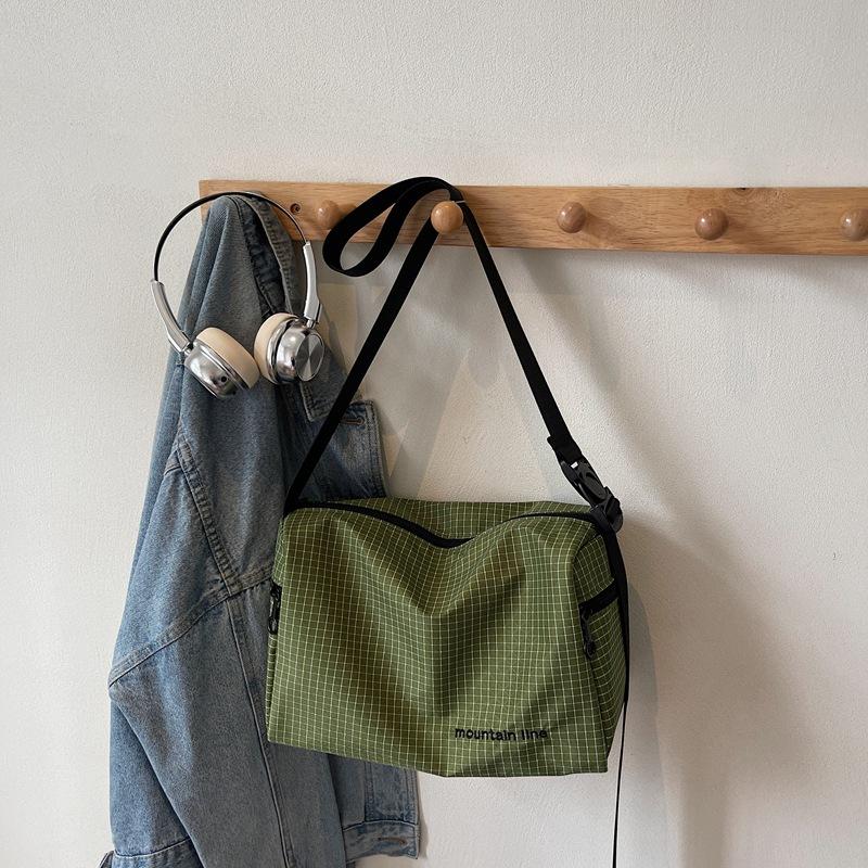 

Versatile plaid messenger bag women s new large-capacity Mori students shoulder class bag casual nylon bag зелёный