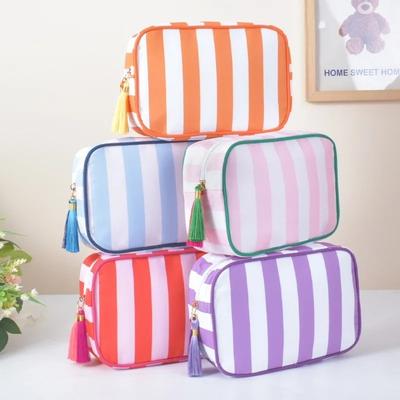 Große gestreifte Wasch-Kosmetiktasche für Damen mit Quasten-Reißverschluss, Make-up-Tasche, große Kapazität, Toilettenartikel-Aufbewahrungs-Organizer-Beutel