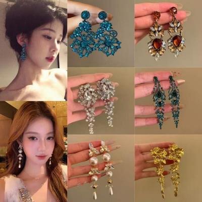 Orecchini a Fiore con Strass in Stile Palazzo Europeo: Lussuosi Orecchini a Bottone Geometrici per un Look alla Moda e Unico