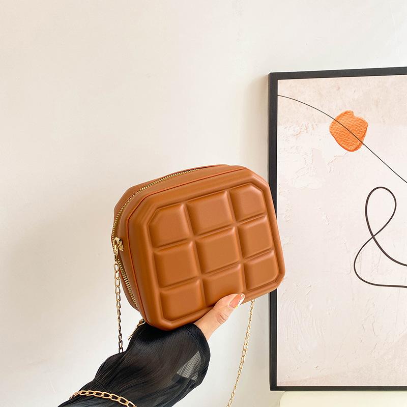 

Niche texture indentation bag women s bag 2024 summer Korean version trendy fashion chain casual foreign style single shoulder oblique span bag коричневий
