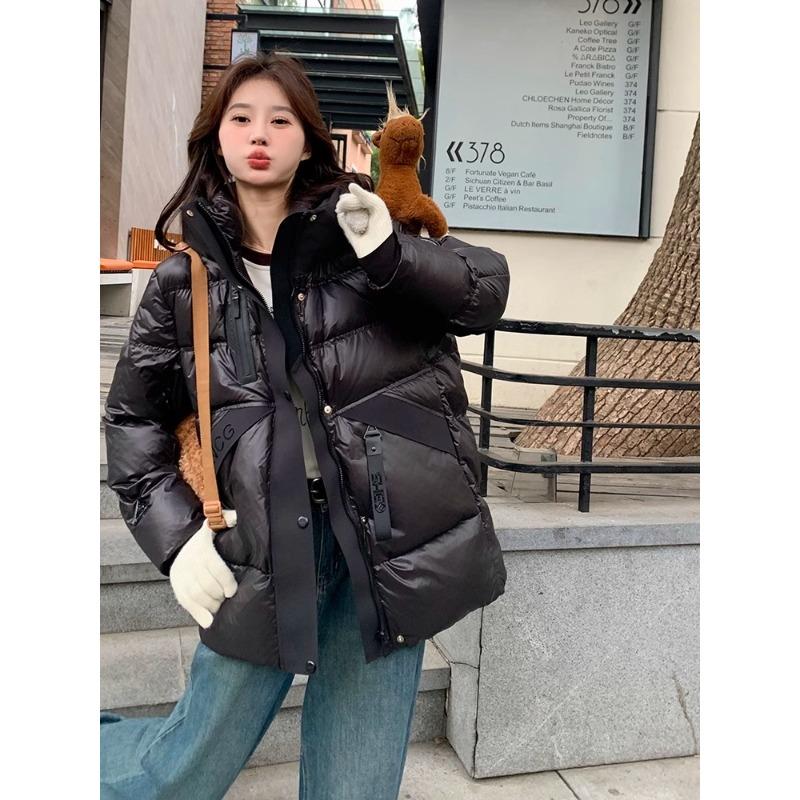 Glossy black and gold down jacket women's short model, new fashion niche design sense thickened hooded winter