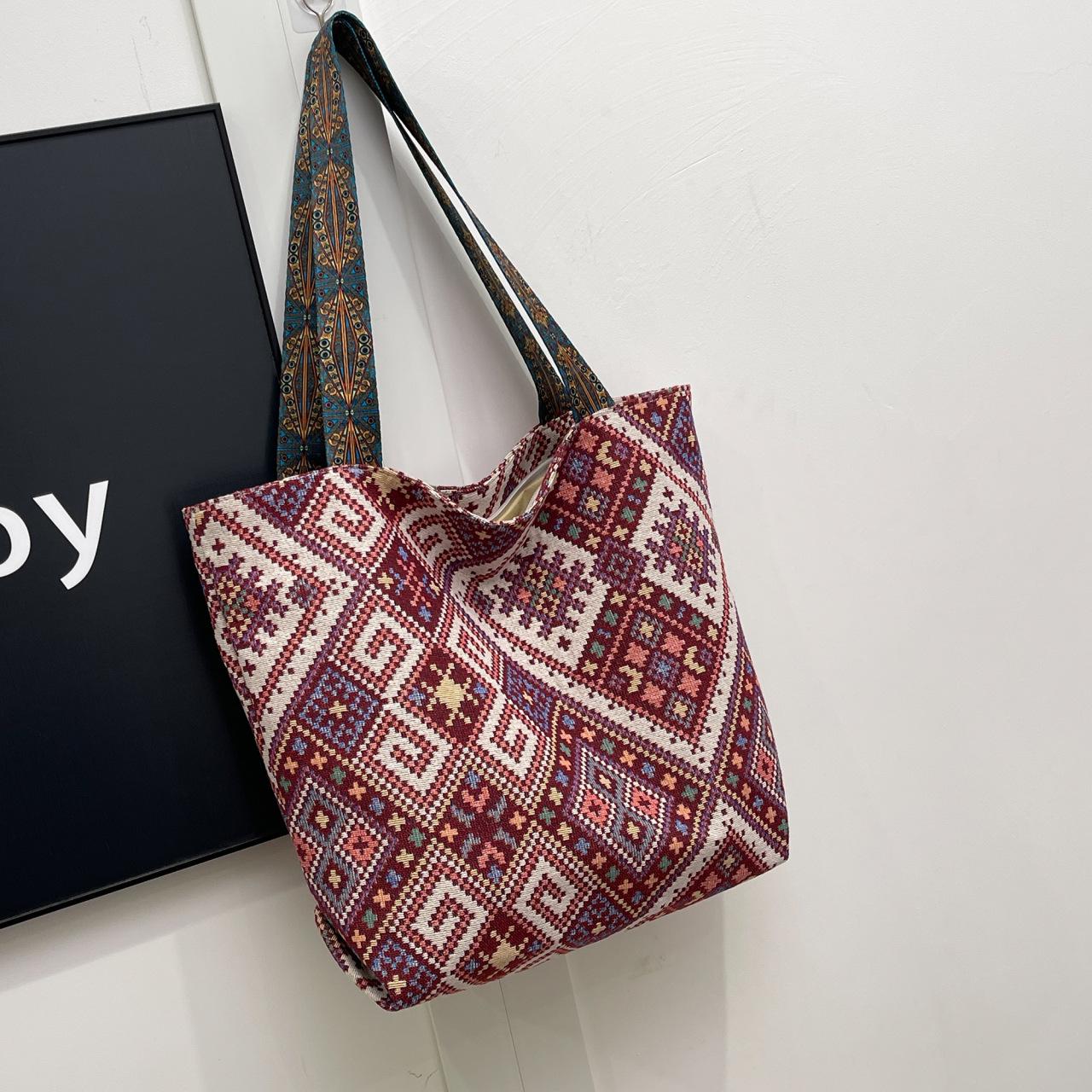 

2025 new armpit bag vacation style shoulder handbag niche fashion simple temperament versatile women s bag красный