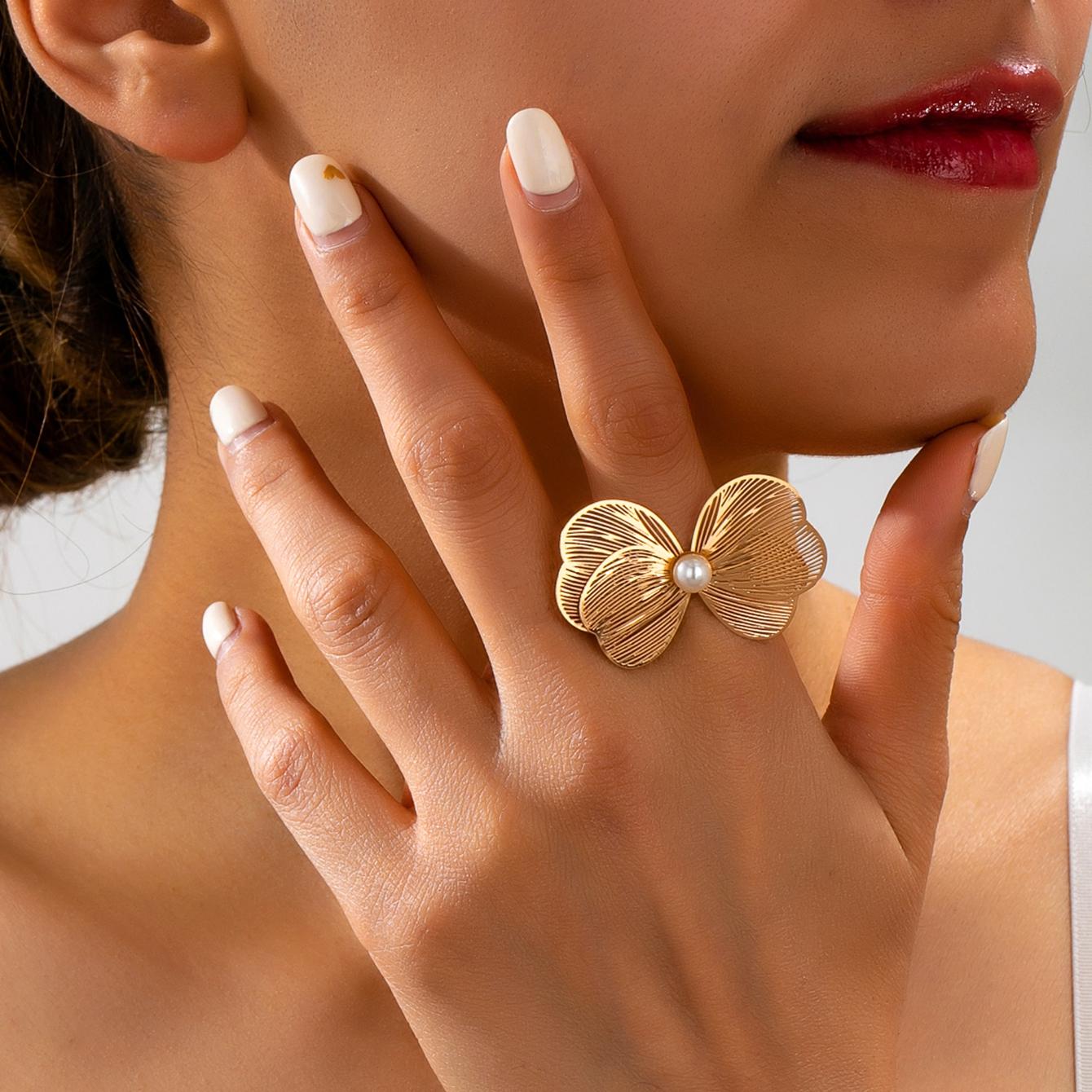 

A Fashionable Women s Single Ring, a Simple and Elegant Hollow Flower Ring, Suitable for Daily Wear, Vacations, and Gift-Giving золотой