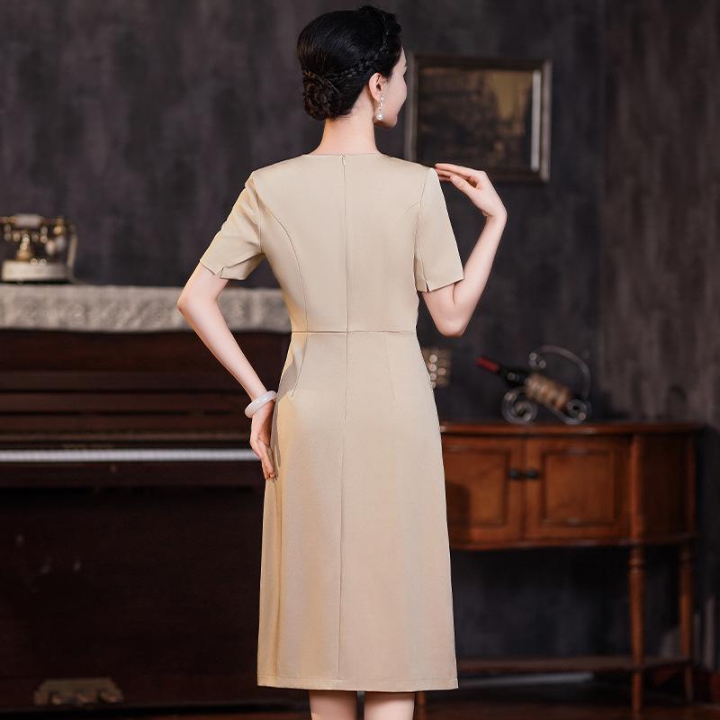 2024 Summer Champagne Formal Dress for Stylish Mothers: Slimming, Waist-Cinching, Perfect for Weddings and Daily Outings