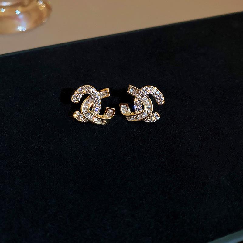 Zircon Gold Letter D Ear Cuffs: High-End Women's Stud Earrings with Versatile Niche Design.